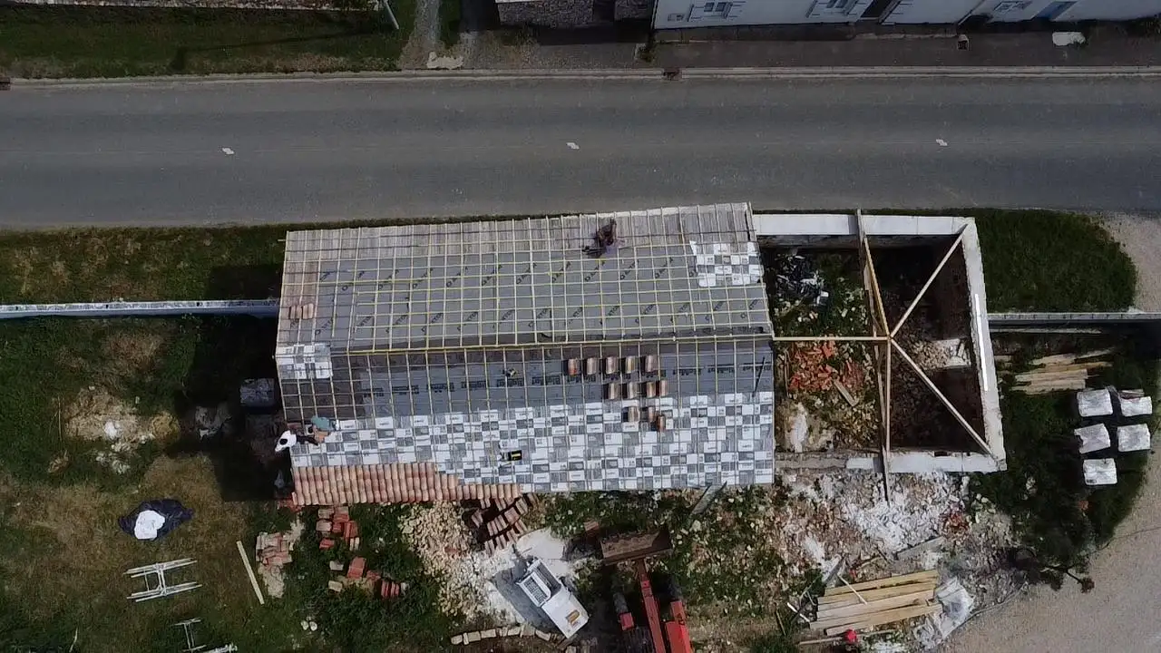 Chantier de charpente-couverture, pose de tuiles neuves sur écran de sous-toiture